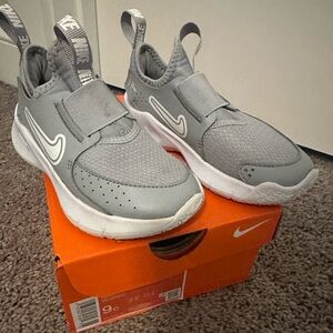 Nike Flex Runner 3- Kids Light Gray Sneakers